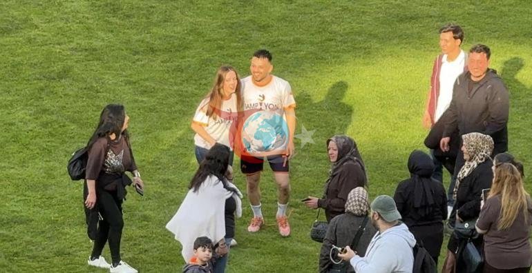Futbolçu çempionluq şənlikləri zamanı sürpriz evlilik təklifi etdi.