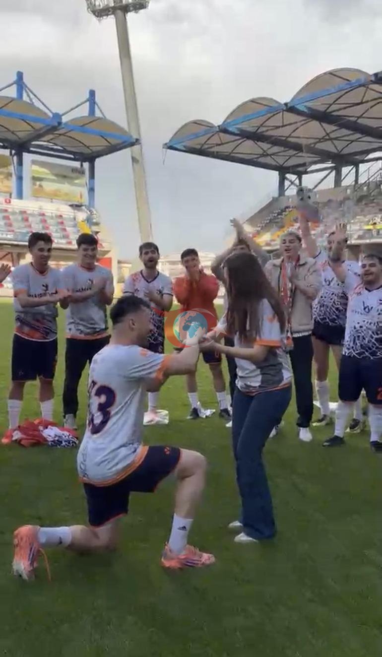 Futbolçu çempionluq şənlikləri zamanı sürpriz evlilik təklifi etdi.