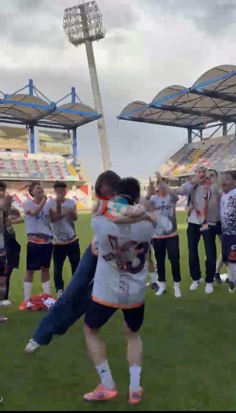 Futbolçu çempionluq şənlikləri zamanı sürpriz evlilik təklifi etdi.