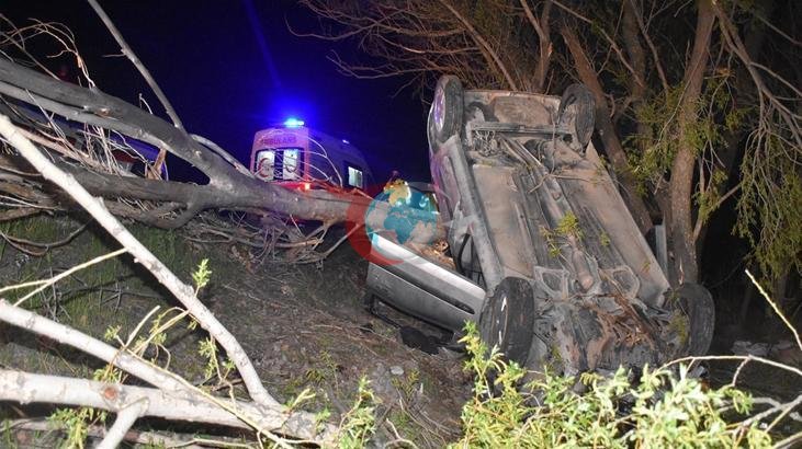 Sivas'ta Trafik Kazası: Ağaca Çarpan Araçta 1 Ölü, 4 Yaralı