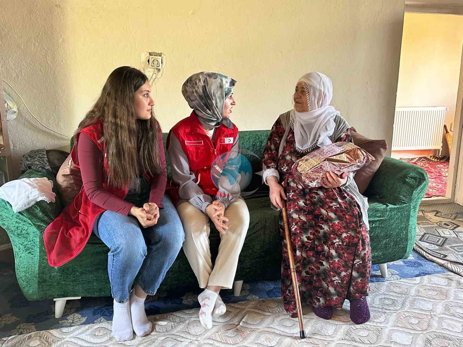 Kızılay Gönüllülerinden Anlamlı Anneler Günü Sürprizi