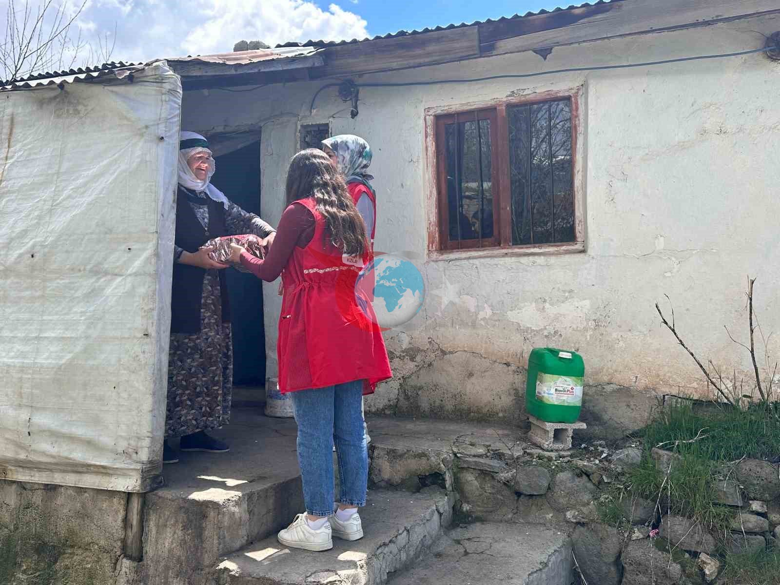 Kızılay gönüllülerinden Anneler Günü ziyareti
