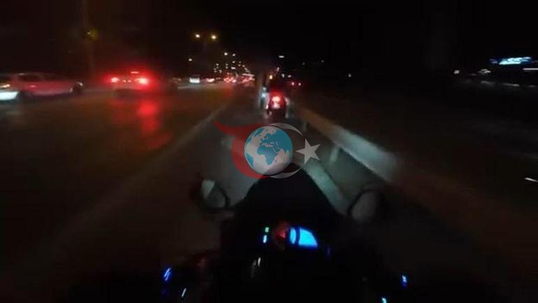 D-100โde saniyelerle gelen kurtuluล Otomobil bariyerlere รงarptฤฑ, motosikletli son anda kurtuldu