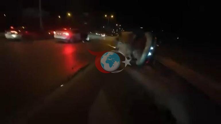 D-100’de saniyelerle gelen kurtuluş Otomobil bariyerlere çarptı, motosikletli son anda kurtuldu