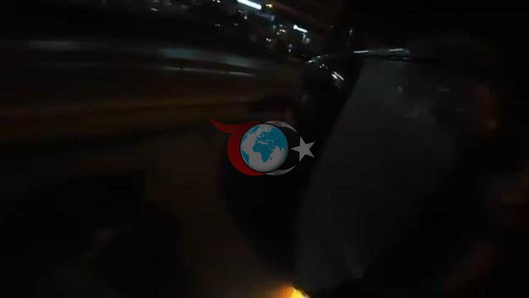 D-100’de saniyelerle gelen kurtuluş Otomobil bariyerlere çarptı, motosikletli son anda kurtuldu