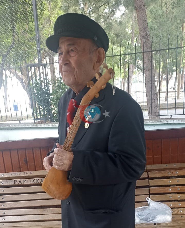İncəsənət veteranı özünün kurası (simli alət növü) ilə gənclərə xalq mahnılarını sevdirir.