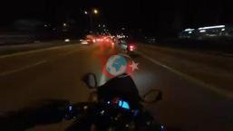 D-100-də dar bir çıxış yolu! Maşın maneələrə çırpılır, motosikletçi son anda çətinliklə xilas olur.