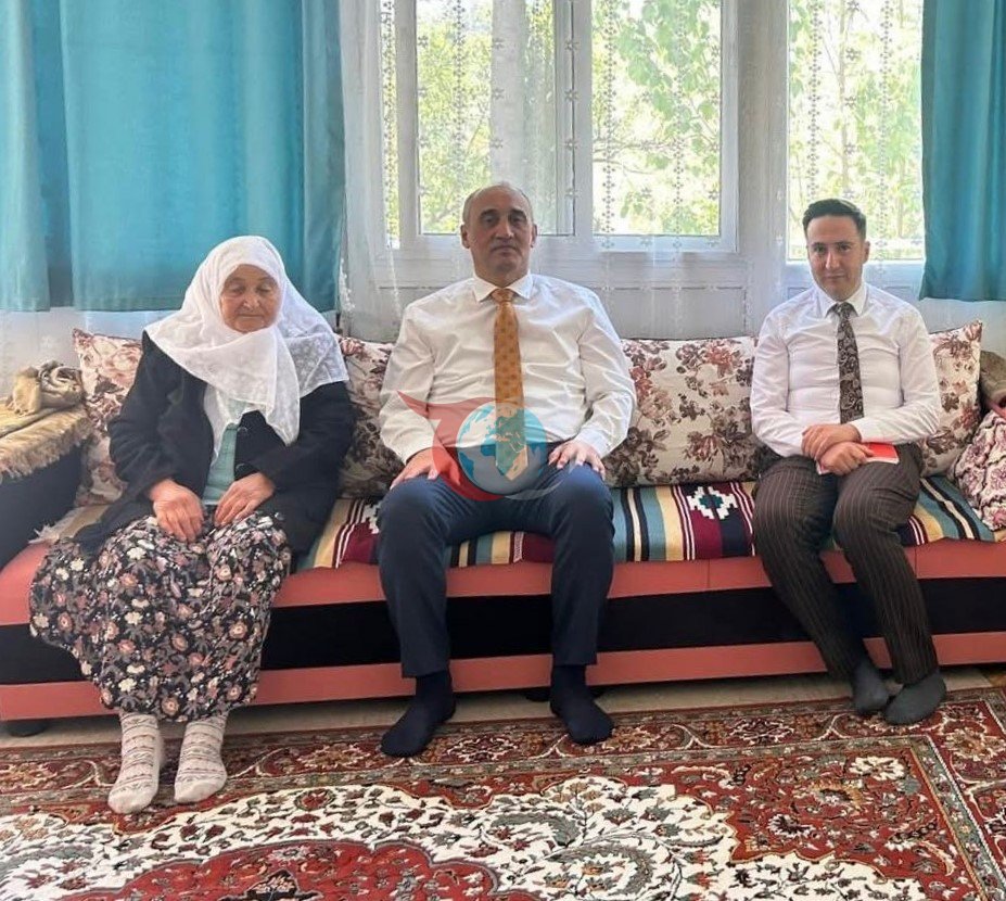 Yatağan Rayon Baş məmuru İlhan şəhidin anasını da unutmadı.