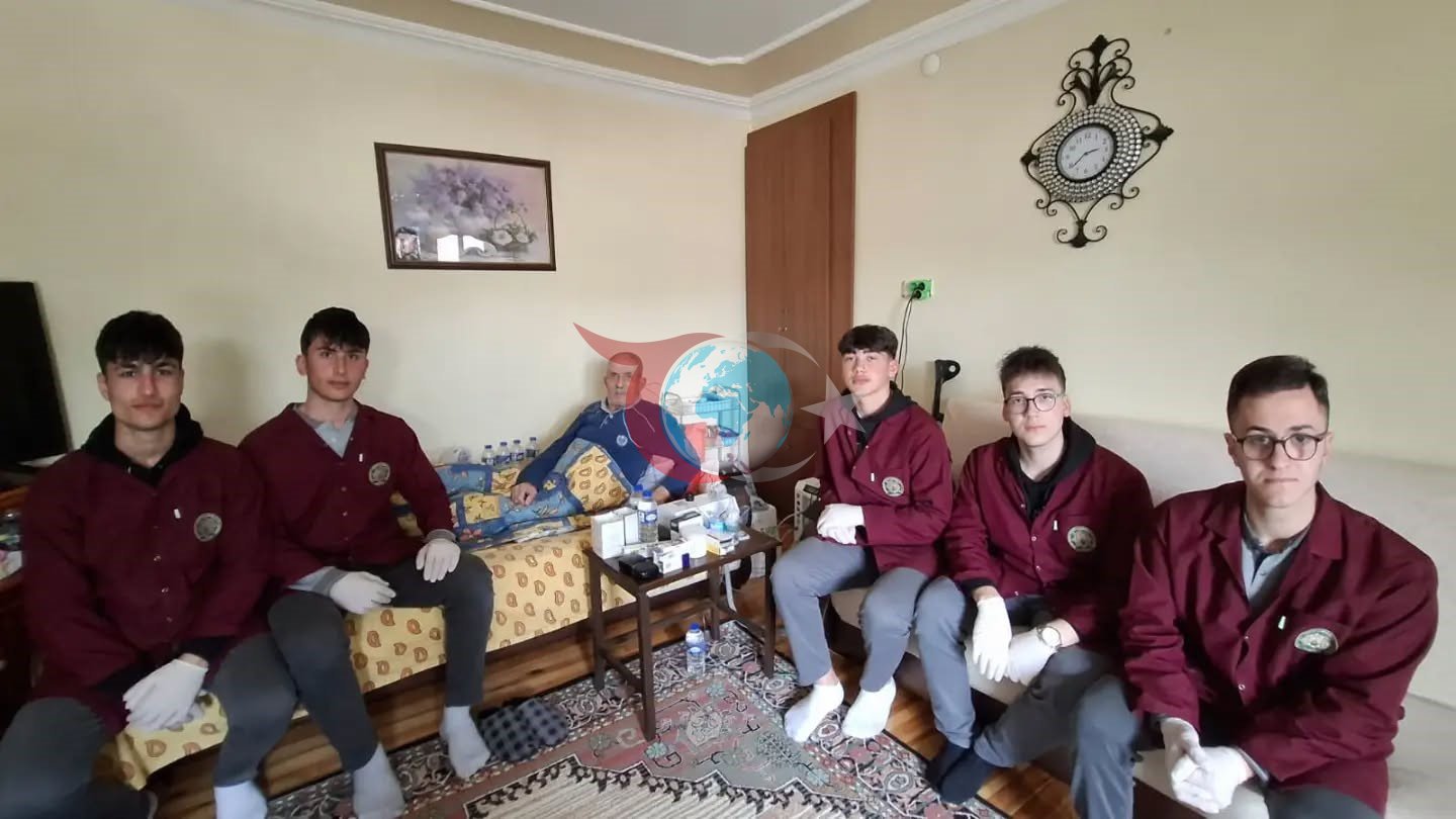Bayburtlu Öğrencilerden Anlamlı Ziyaret: Yaşlılara Destek