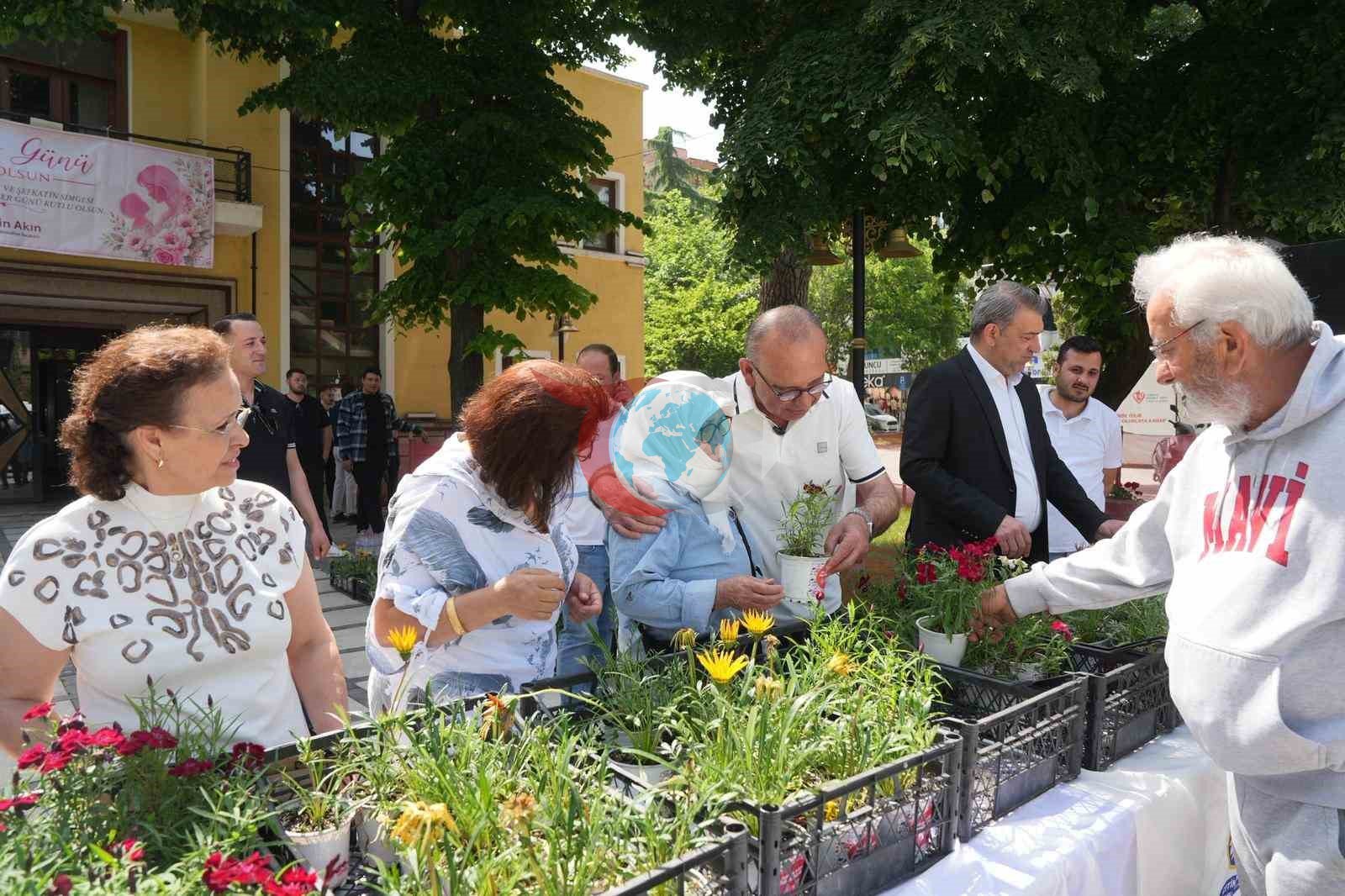 Başkan Akın Anneler Günü'nde Turgutlu'da Anlamlı Buluşma