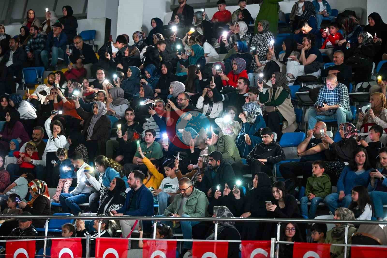 Aýdymçy Fadyl Aýdyn Malatýanyň halky bilen duşuşdy.