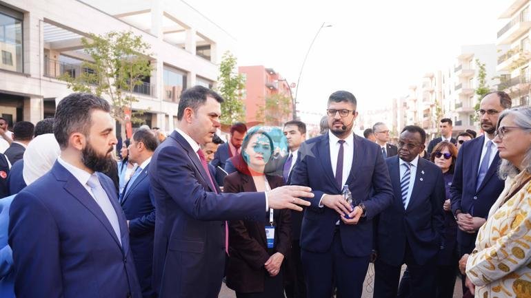 Ministr Kurum Hataýyň köçelerinde kärdeşlerine “asyryň gurluşyk mobilizasiýasyny” düşündirdi.