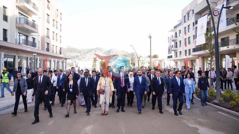 Ministr Kurum Hataýyň köçelerinde kärdeşlerine “asyryň gurluşyk mobilizasiýasyny” düşündirdi.