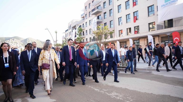 Ministr Kurum Hataýyň köçelerinde kärdeşlerine “asyryň gurluşyk mobilizasiýasyny” düşündirdi.