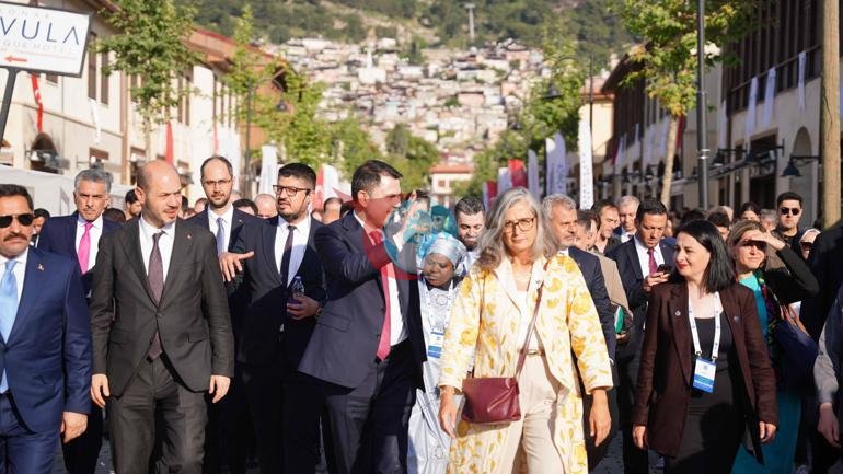 Ministr Kurum Hataýyň köçelerinde kärdeşlerine “asyryň gurluşyk mobilizasiýasyny” düşündirdi.