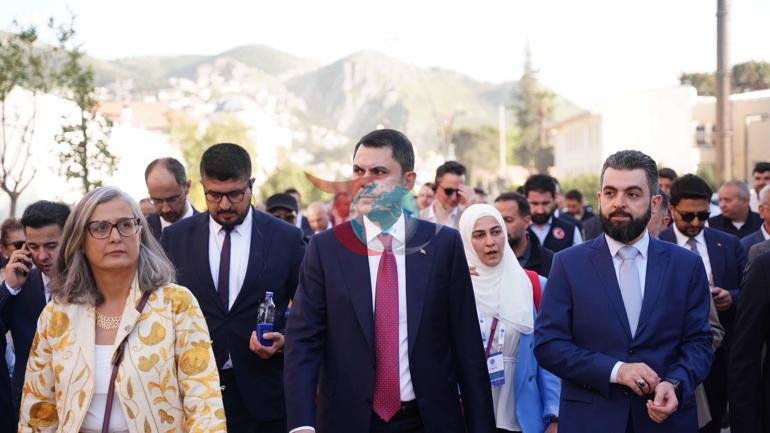 Ministr Kurum Hataýyň köçelerinde kärdeşlerine “asyryň gurluşyk mobilizasiýasyny” düşündirdi.