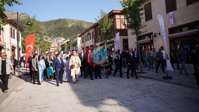 Ministr Kurum Hataýyň köçelerinde kärdeşlerine “asyryň gurluşyk mobilizasiýasyny” düşündirdi.