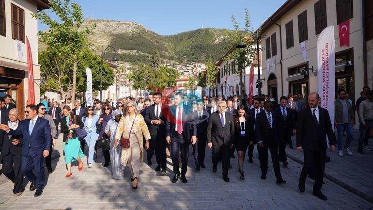 Ministr Kurum Hataýyň köçelerinde kärdeşlerine “asyryň gurluşyk mobilizasiýasyny” düşündirdi.