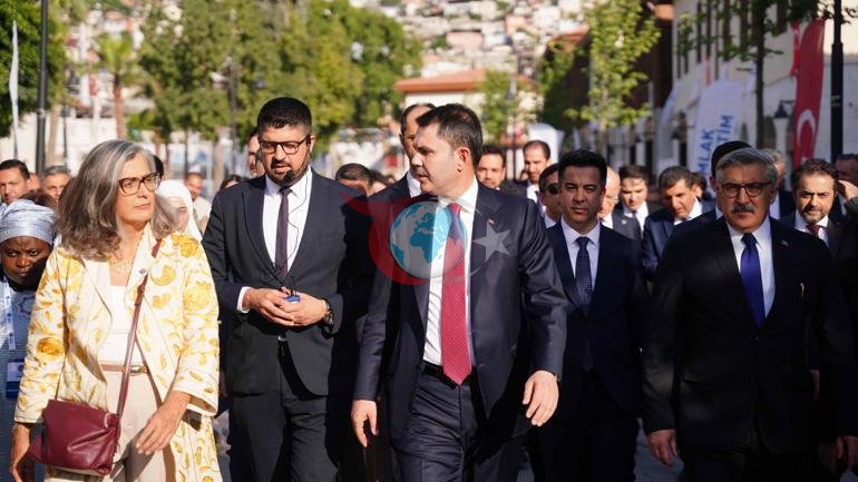 Ministr Kurum Hataýyň köçelerinde kärdeşlerine “asyryň gurluşyk mobilizasiýasyny” düşündirdi.