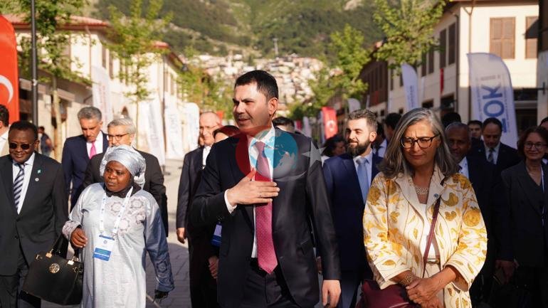 Ministr Kurum Hataýyň köçelerinde kärdeşlerine “asyryň gurluşyk mobilizasiýasyny” düşündirdi.