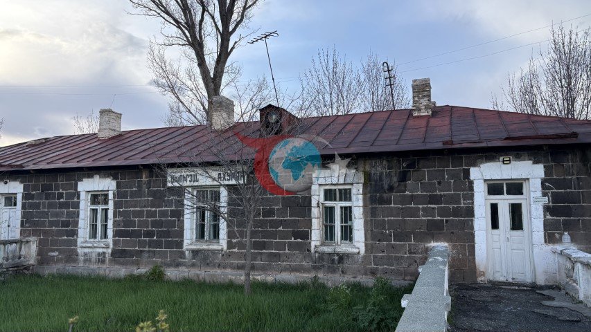 Türk jurnalistlər açılması gözlənilən Gümrü sərhədində.
