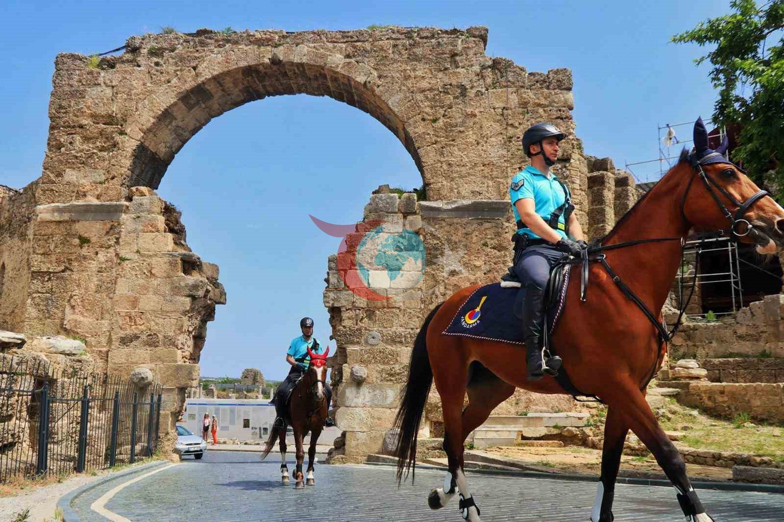 Side Antik Kenti'nde Atlı Jandarma Timleri Huzuru Sağlıyor