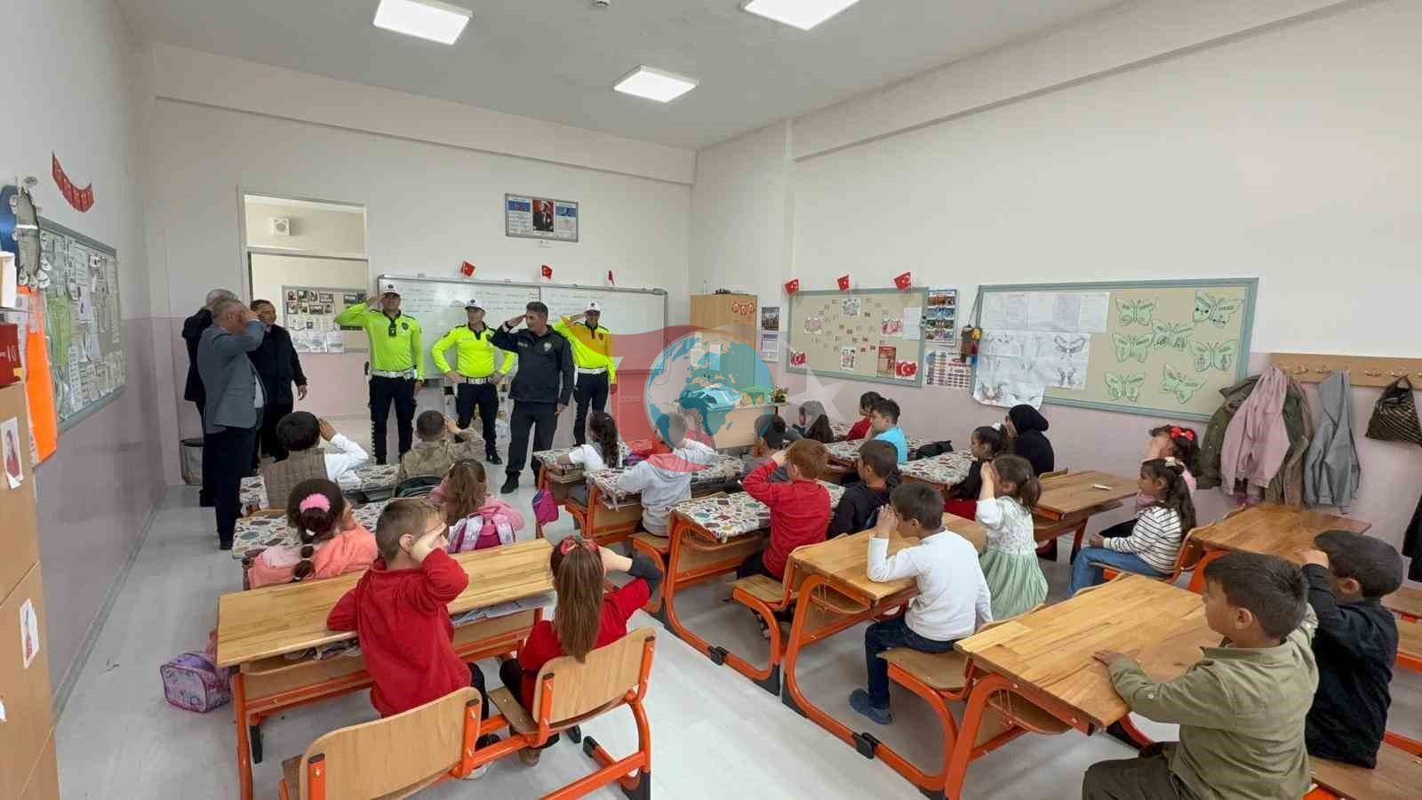 Yozgat'ta Polis Selamı Veren Çocuklar Gönülleri Fethetti