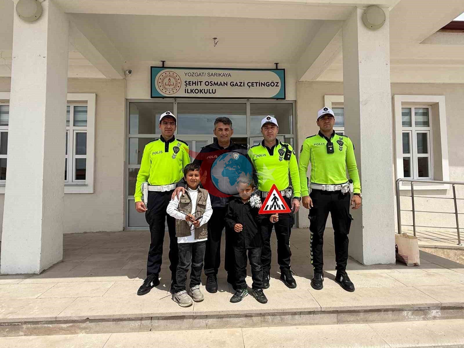 Yozgat&rsquo;ta polis selamı veren minikler kalpleri ısıttı