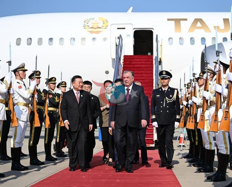 Tacikistan prezidenti Emoməli Rəhmon Çindədir.