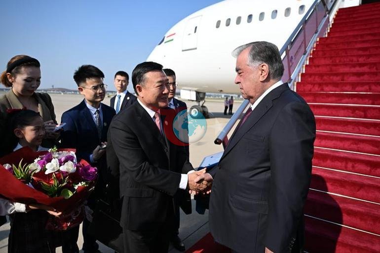Tacikistan prezidenti Emoməli Rəhmon Çindədir.