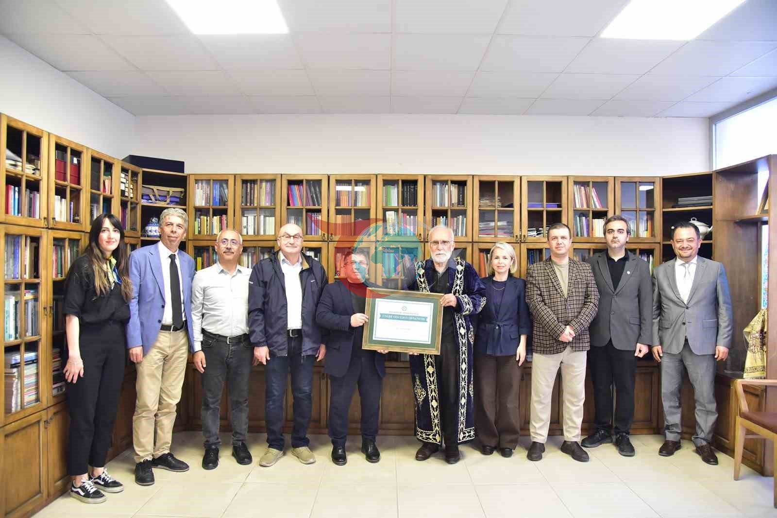 Usta karikaturachi Hasan Aychin faxriy doktorlik dissertatsiyasini qabul qildi.