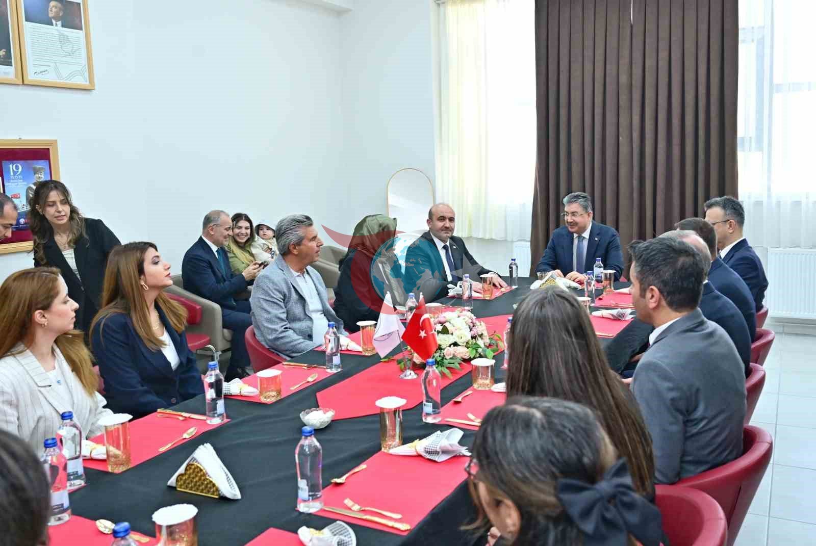 Vali Yılmaz Əskişəhərdə iki yeni məktəbin açılışını edib.