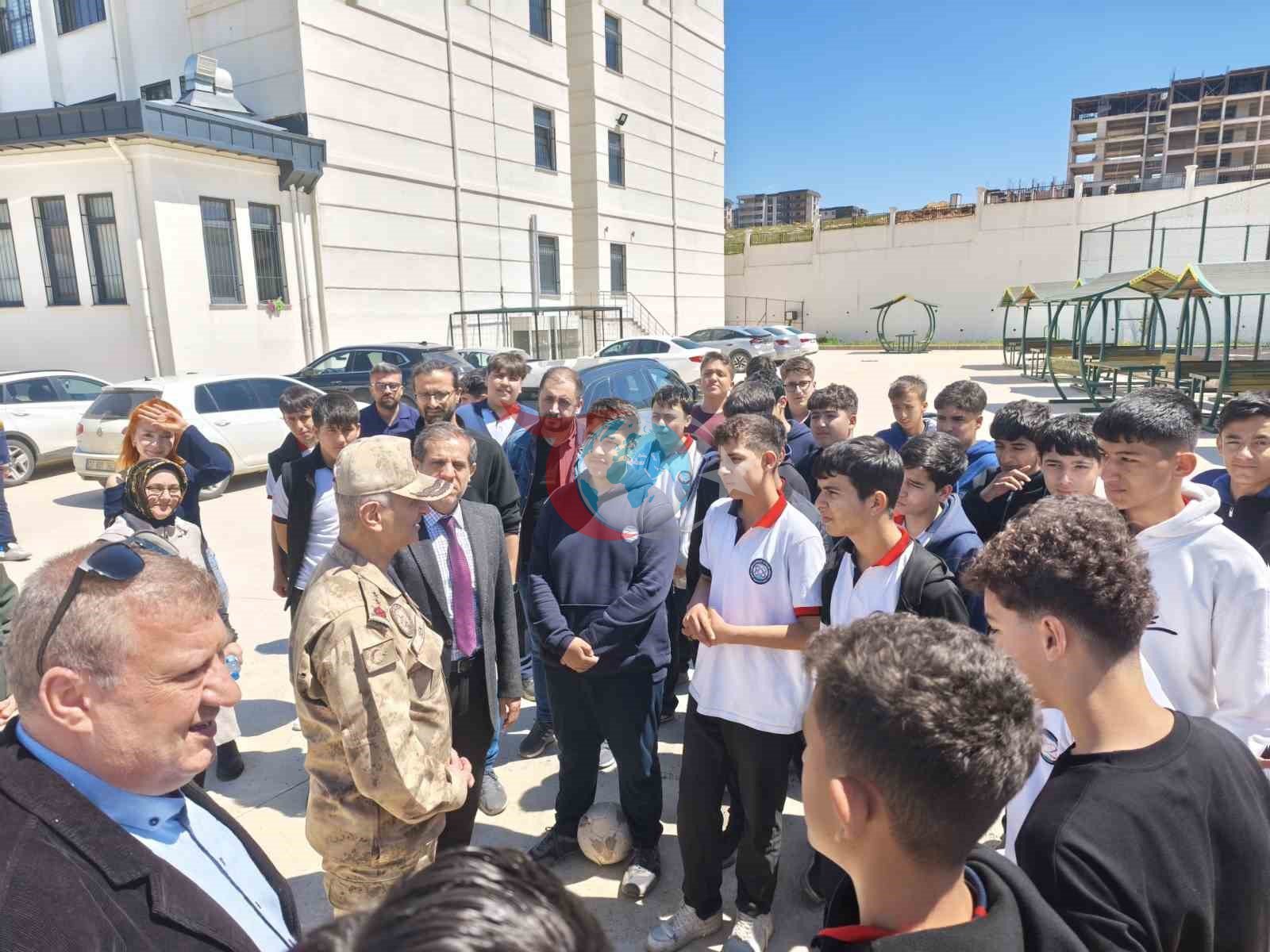 General-mayor Halil Şen məktəblərdə təhlükəsizlik yoxlamaları aparır.