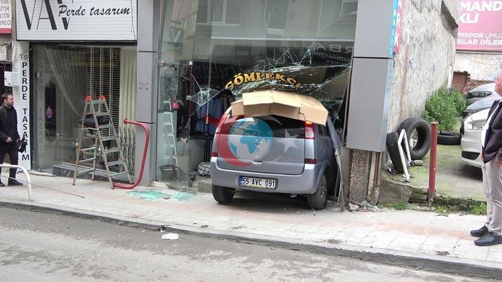 Samsun'da Kontrolden Çıkan Araç Terzi Dükkanına Girdi