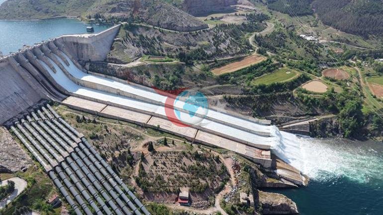 Keban bəndində 7 ildə ilk dəfə olaraq eyni vaxtda 6 su axını kanalı açıldı: Vətəndaşlar əraziyə axın etdilər.