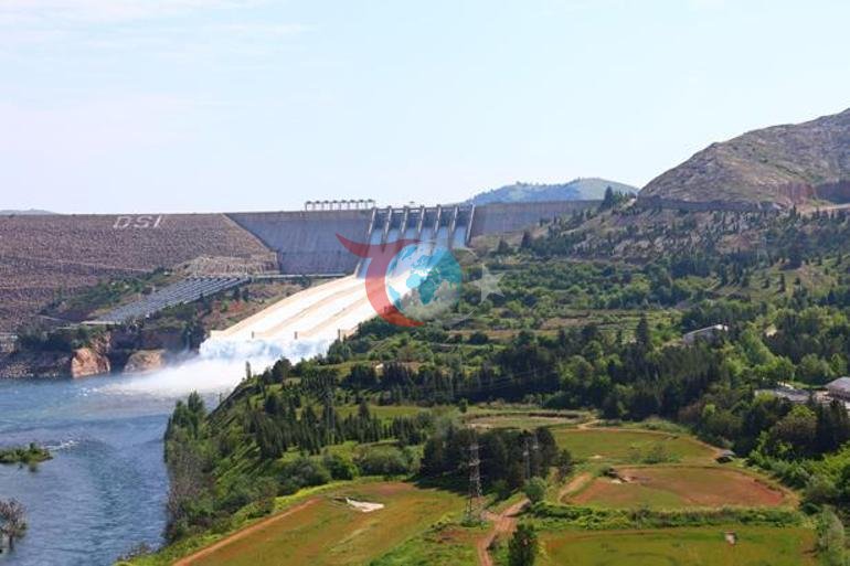 Keban bəndində 7 ildə ilk dəfə olaraq eyni vaxtda 6 su axını kanalı açıldı: Vətəndaşlar əraziyə axın etdilər.