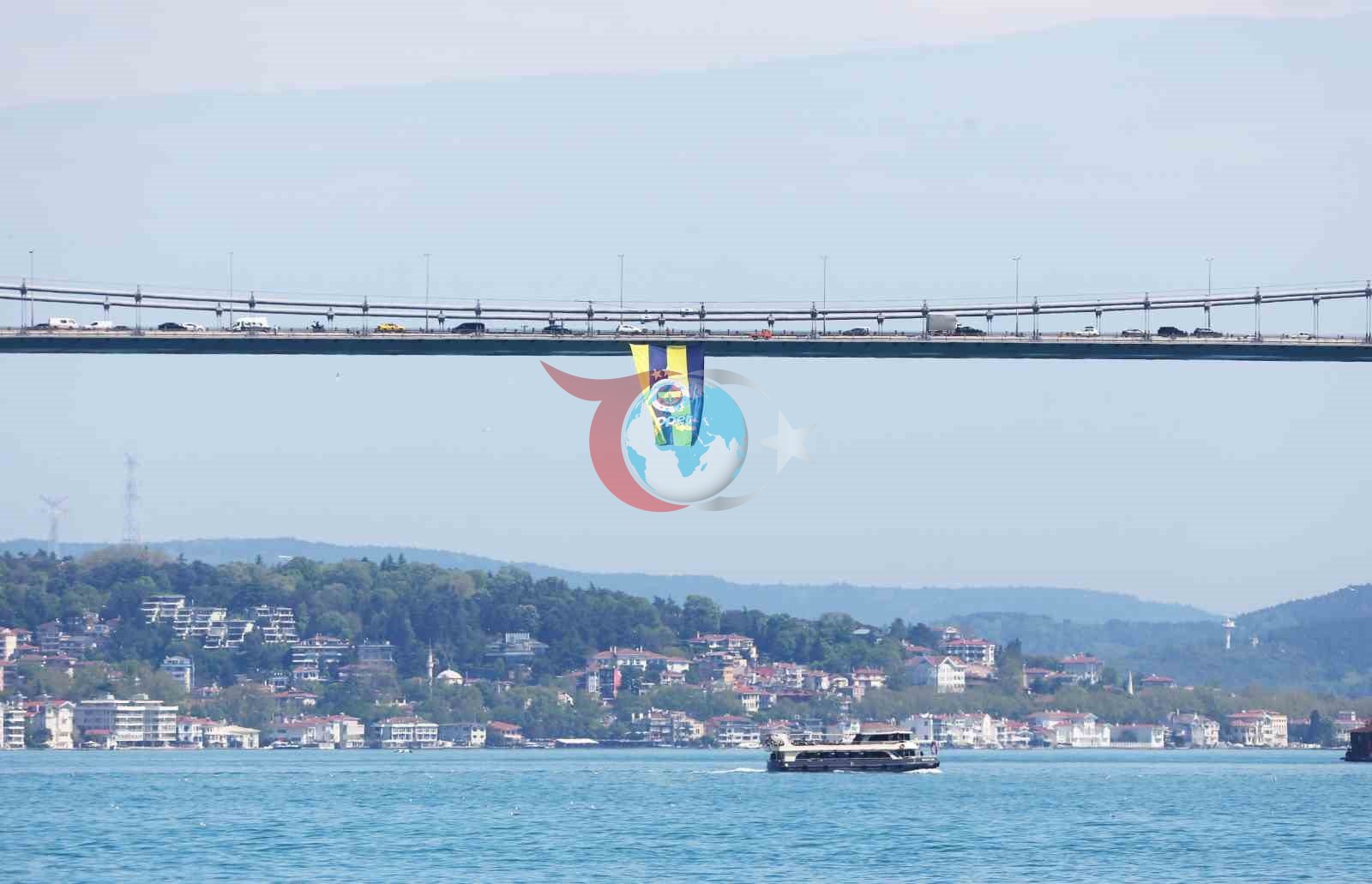 Fenerbahçe'nin Zaferi İstanbul Köprülerini Renklendirdi