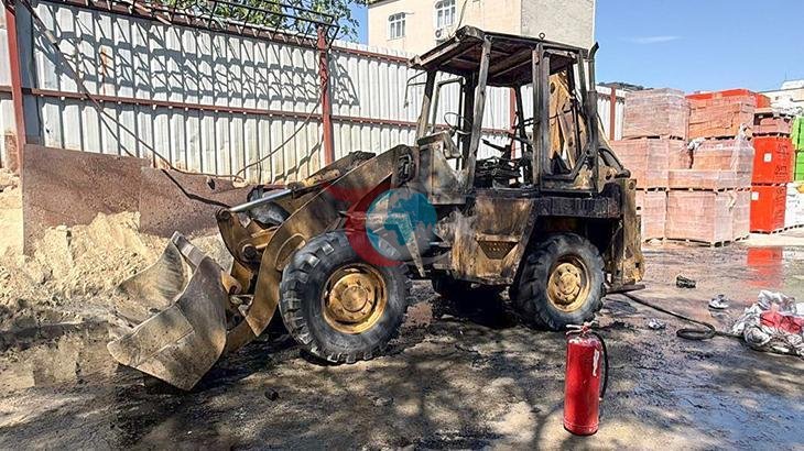 Küçükçekmece'de Yanan İş Makinesi Kullanılamaz Hale Geldi