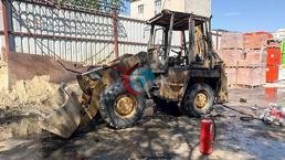Yer: Küçükçekmece! Park halindeyken yanan iş makinesi kullanılamaz hale geldi
