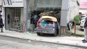 Samsun’da otomobil dükkana daldı Kontrolden çıkan araç terzinin camını paramparça etti