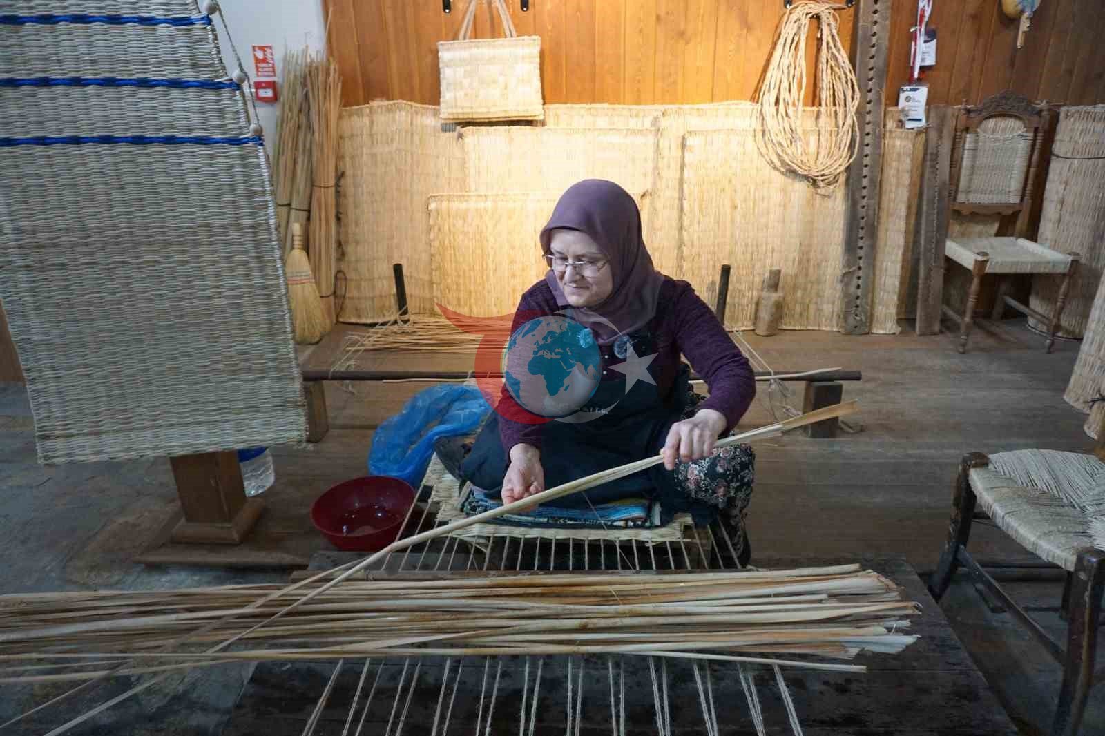 Geleneksel Hasır Dokumacılığı Tire'de Yaşatılmaya Devam Ediyor