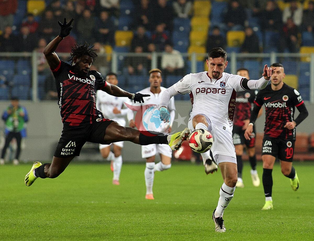 Süper Lig'de Eryaman'da oynanan Gençlerbirliği-Trabzonspor maçından bir kare