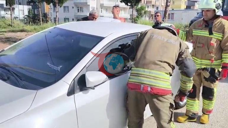 Kilitli otomobilde mahsur kalan 1,5 yaşındaki bebeğe itfaiye yetişti Annenin gözyaşları kamerada