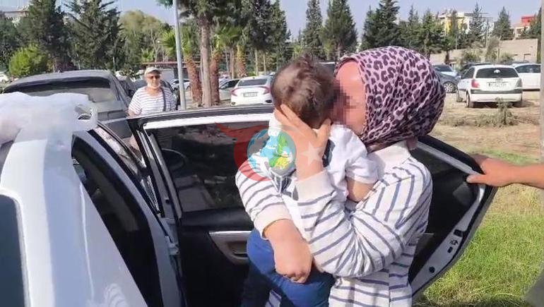 Kilitli otomobilde mahsur kalan 1,5 yaşındaki bebeğe itfaiye yetişti Annenin gözyaşları kamerada