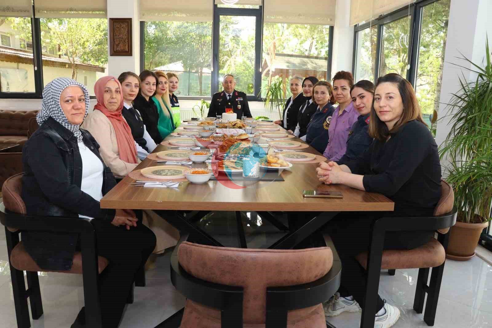 İl Jandarma Komutanı Vanlı’dan kadın personele ‘Anneler Günü’ kutlaması