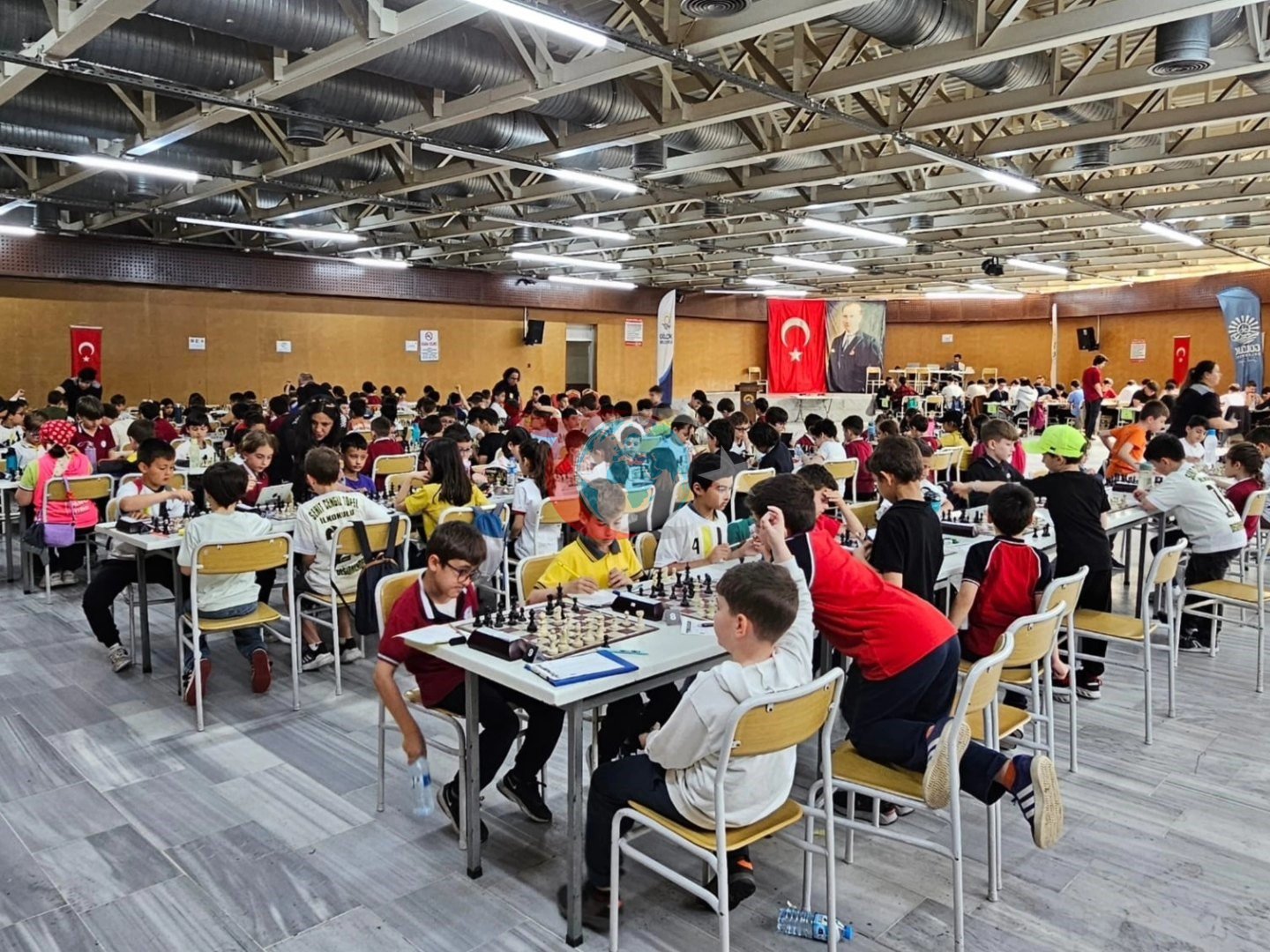 Gölcük'te 235 Öğrencinin Rekabet Ettiği Satranç Turnuvası Başladı