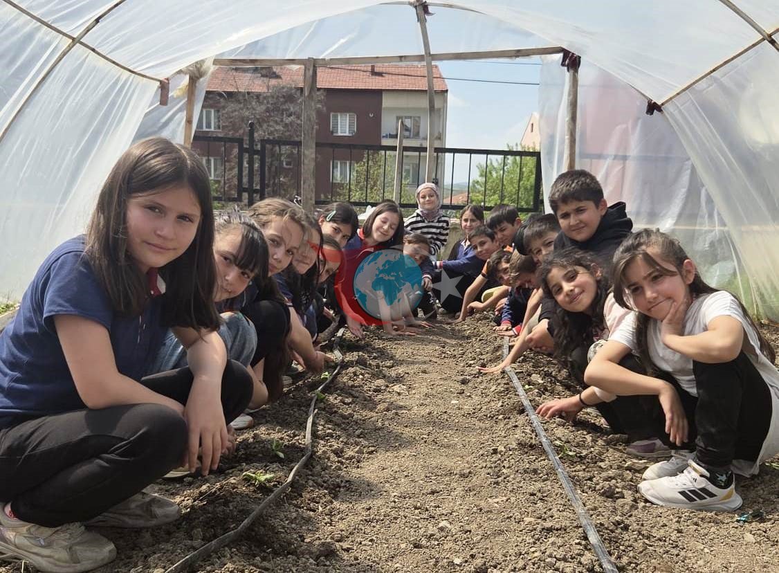 Altıntaş'ta Minik Eller Salatalık Fideleriyle Buluştu