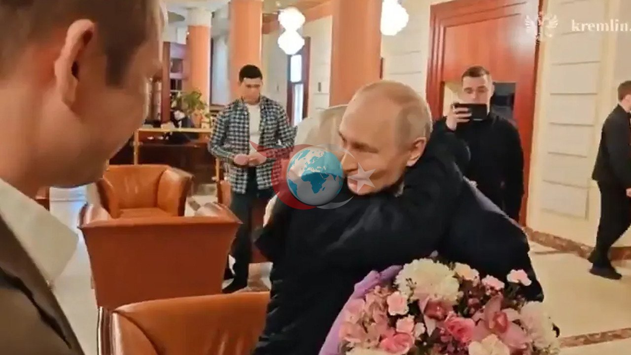 Putin, Eski Öğretmenini Çiçeklerle Karşıladı: Duygusal Buluşma