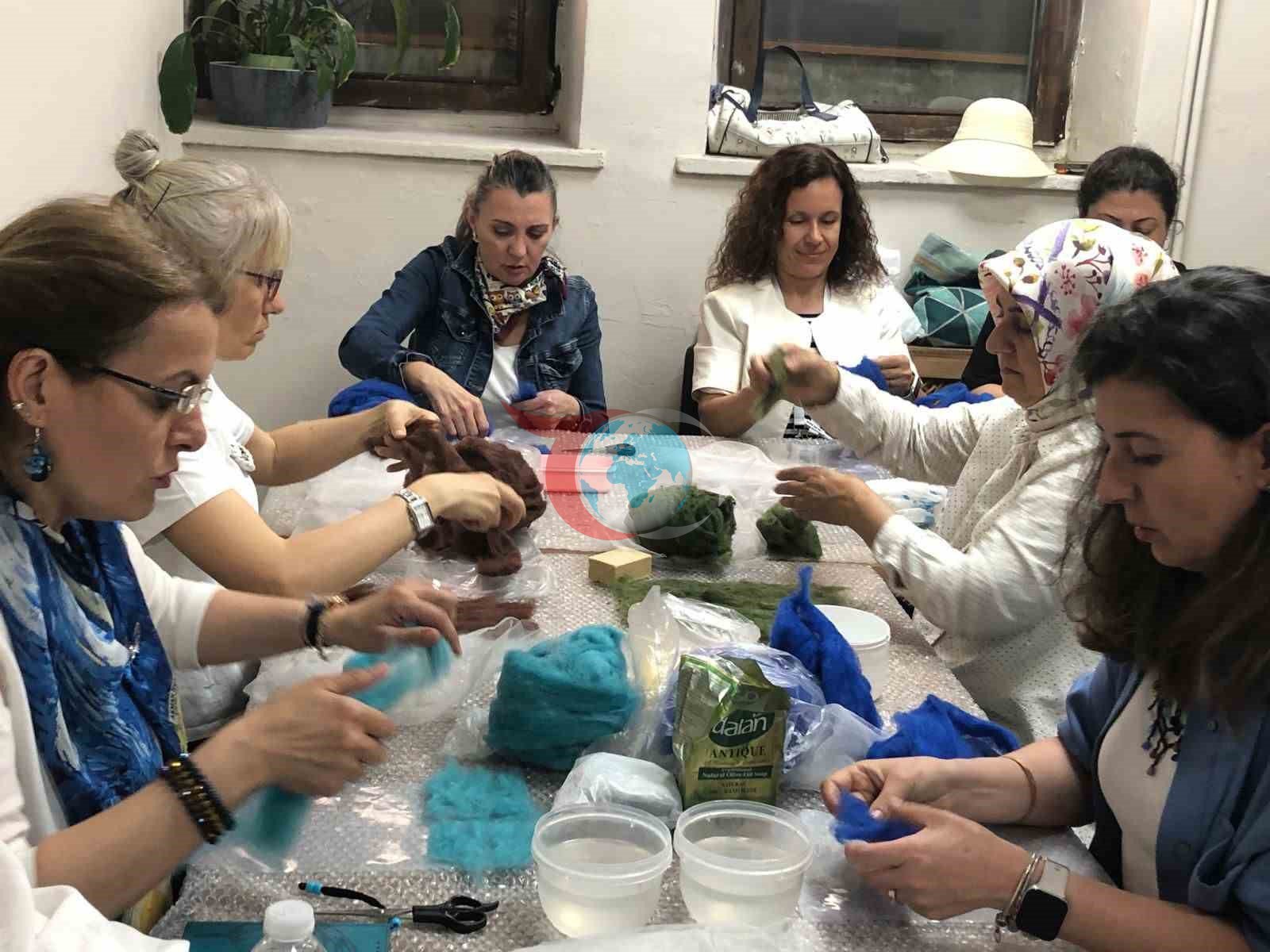 Öğretmenler keçenin sanata dönüştüğü atölyede