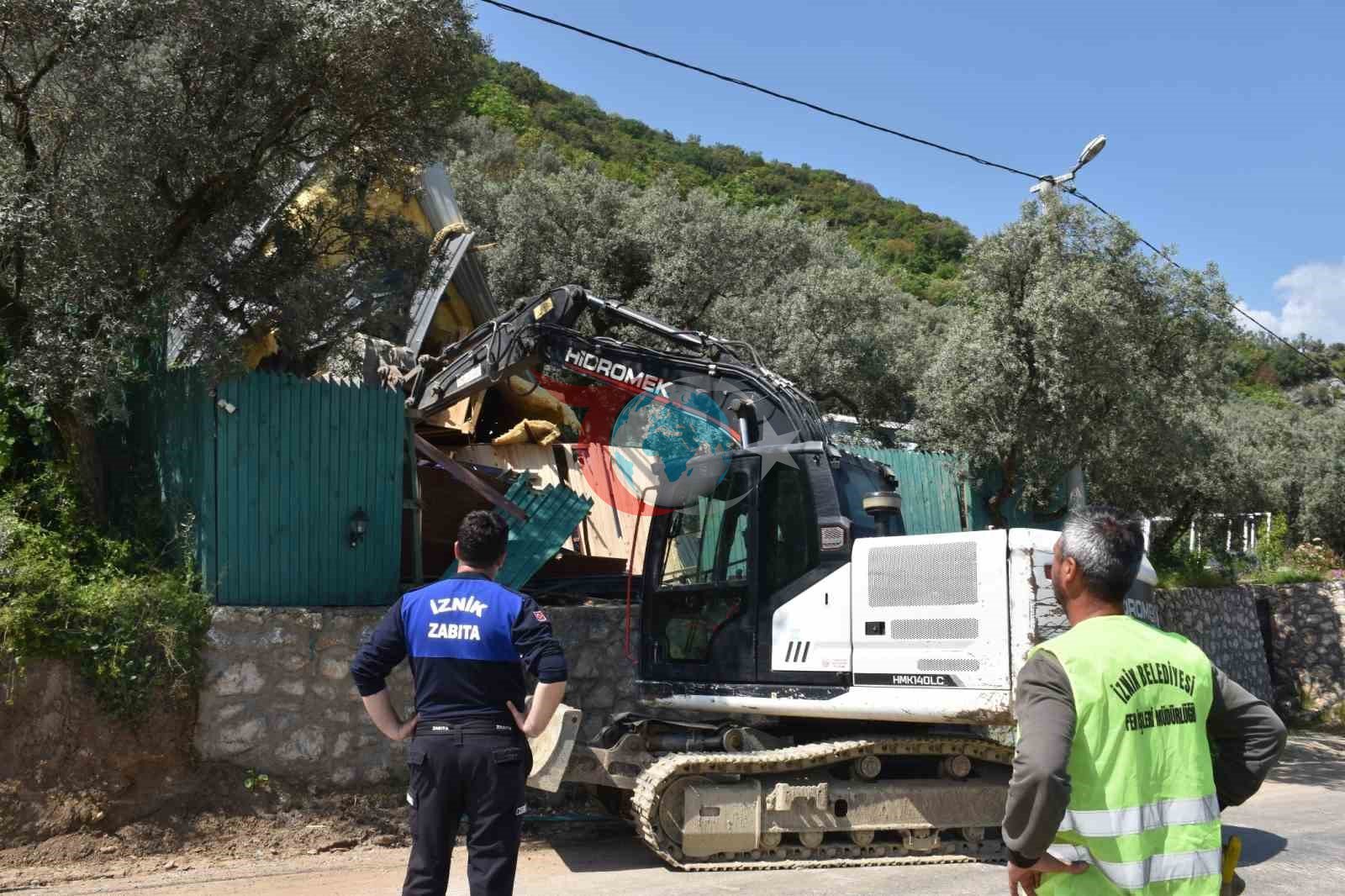 İznik'te Kaçak Yapıların Yıkımı Hız Kesmeden Devam Ediyor